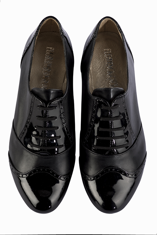 Chaussure femme a lacets noir brillant Derby original Bout rond. Semelle cuir talon plat. Modele Mascotte H